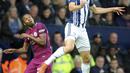 Pemain Manchester City, Fernandinho (kiri) mencetak satu gol untuk kemenangan timnya saat melawan West Bromwich pada lanjutan Premier League di Hawthorns, West Bromwich, (28/10/2017).  Manchester City menang 3-2. (AP/Rui Vieira)