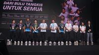 Potret 9 peraih medali emas Olimpiade bersama Ketua IOA, Yeyen Basuki, dan Wakil Presiden OPPO Indonesia, Patrick Owen, dalam acara Make Your Moment: Dari Bulu Tangkis untuk Semua, pada Selasa (23/07/2025). (Foto: Istimewa)