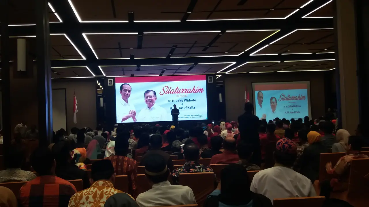 Jokowi saat bersilaturahmi dengan sejumlah ulama di Hotel The Rinra, Makassar, Sulawesi Selatan. (Liputan6.com/Hanz Jimenez Salim)