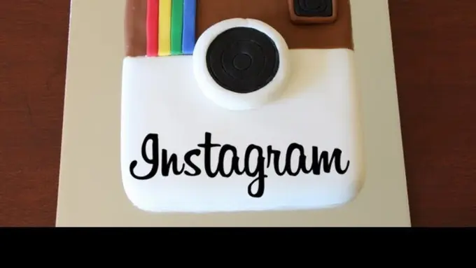 Buat Kue Kece Bentuk Instagram Untuk Rekan yang Ultah Hari Ini