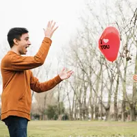 Orang pemalu biasanya merasa canggung dalam situasi yang terlalu ramai atau penuh tekanan. Foto: Freepik