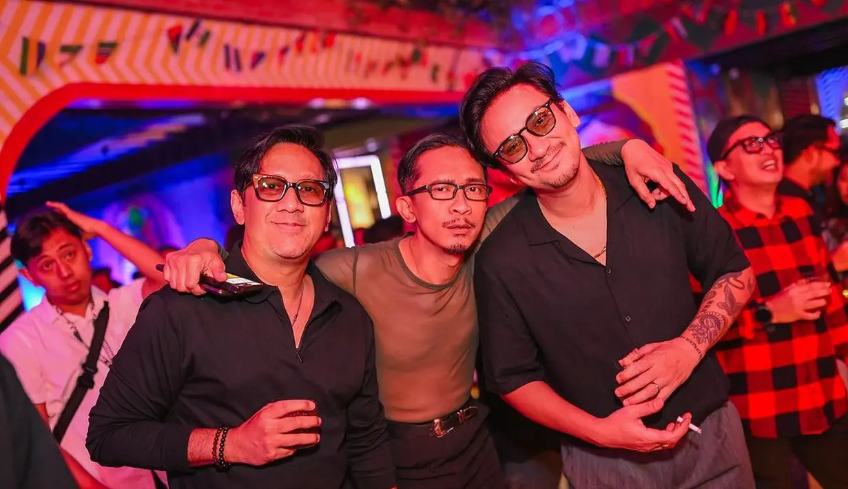 Selain Desta, hadir juga ketua Klub Motor The Prediksi Andre Taulani dan teman-teman. Surya juga menjadi salah satu anggota Prediksi. Hadir juga Vincent. [Instagram/amingisback]