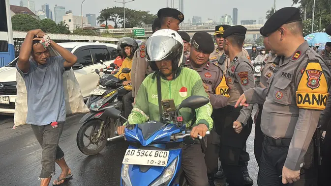 Demo Mahasiswa, Polisi Terluka Saat Cegah Bakar Ban Depan Gedung DPR