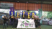 ICI Bekasi beraksi saat kompetisi chant dalam perayaan ulang tahun kedua Bintang.com dan Bola.com. (Bola.com)