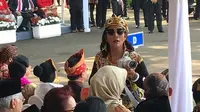 Menteri Susi Pudjiastuti tampak sibuk dengan kamera yang dibawanya saat upacara memperingati HUT ke-72 RI di Istana Merdeka. Foto: Adinda Tri Wardhani/ Liputan6.com.