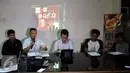 Koordinator Komite aksi solidaritas untuk munir, M. Choirul Anam bersama sejumlah aktivis solidaritas untuk munir melakukan jumpa pers terkait tindak lanjut penuntasan Kasus Munir di kantor LBH, Jakarta, Minggu (30/10). (Liputan6.com/Johan Tallo)