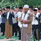 Saat salat ied, Presiden Jokowi memilih mengenakan kain batik sebagai sarung. [@jokowi]