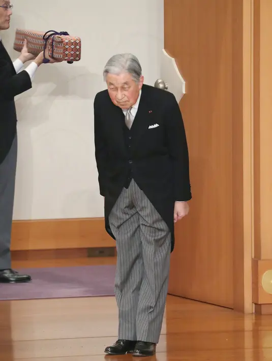 Kaisar Akihito membungkuk kepada anggota keluarga kerajaan lainnya dan pejabat pemerintah setelah upacara turun takhta di Istana Kekaisaran, Tokyo, Jepang, Jumat (30/4/2019). Akihito merupakan kaisar Jepang pertama yang memutuskan turun takhta dalam dua abad terakhir. (Japan Pool/Pool via REUTERS)