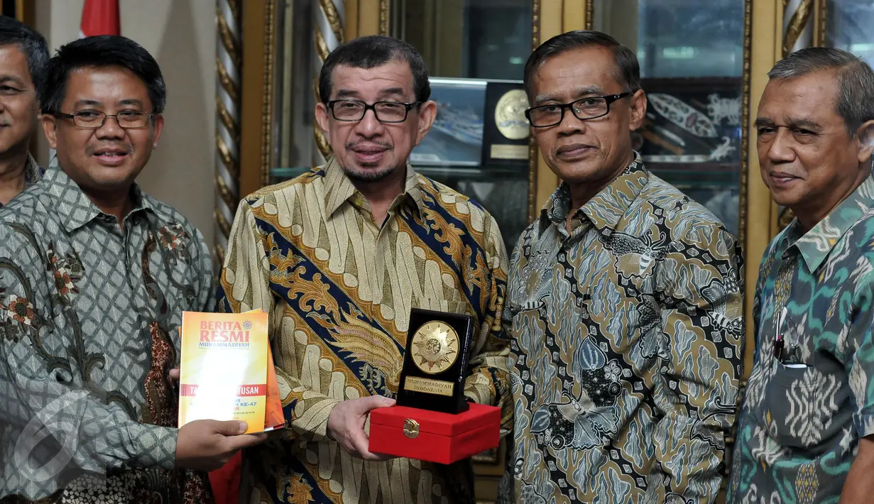 Ki-ka: Sohibul Imam, Salim Segaf Al Jufri, Haedar Nashir dan Busyro Muqoddas berfoto bersama usai melakukan pertemuan di kantor Muhammadiyah, Jakarta, Rabu (6/1/2015). Kunjungan tersebut untuk mendengar aspirasi Muhammadiyah. (Liputan6.com/Johan Tallo)