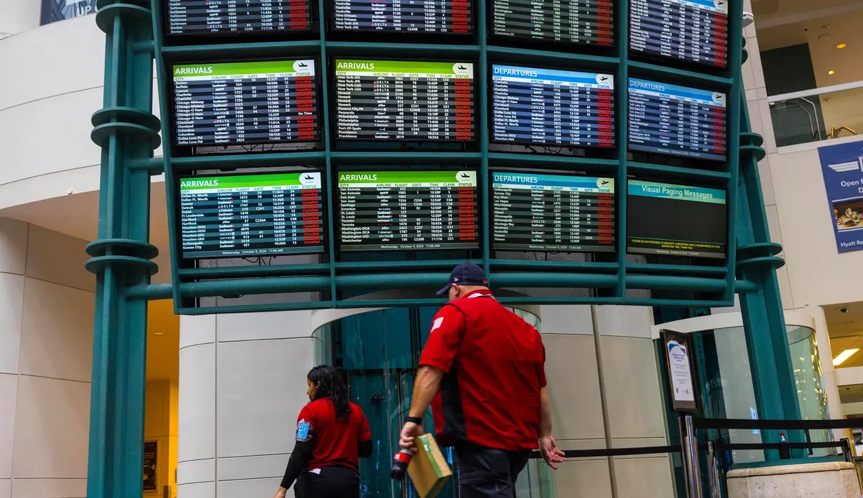Tampilan layar menunjukkan informasi penerbangan di salah satu terminal di Bandara Internasional Orlando menjelang Badai Milton pada tanggal 9 Oktober 2024 di Orlando, Florida. (Saul Martinez/Getty Images North America/Getty Images via AFP)
