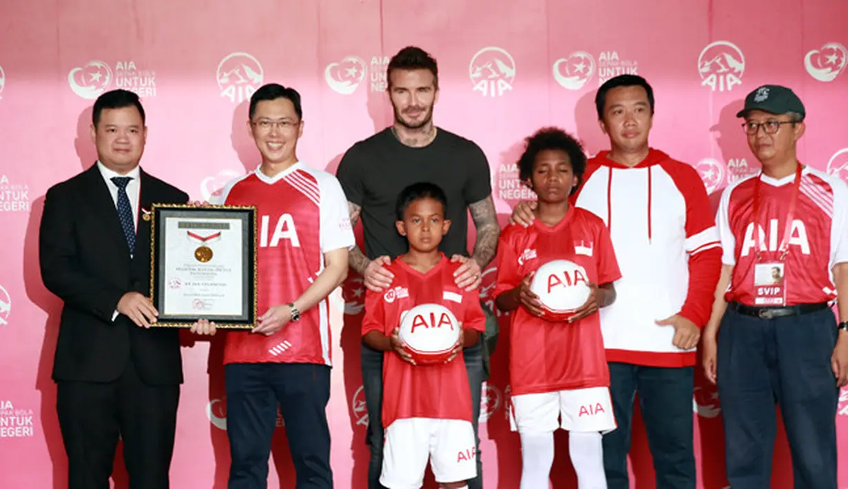 Pemberian sumbangan bola terbanyak itu juga memecahkan rekor. Sumbangan ini tercacat di Museum Rekor Indonesia sebagai sumbangan bola terbanyak. (Deki Prayoga/Bintang.com)