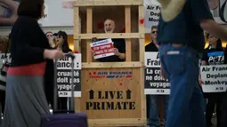 Aktor kawakan AS, James Cromwell ikut berdemonstrasi bersama aktivis PETA yang menuntut Air France berhenti menerbangkan monyet untuk keperluan laboratorium di Bandara Internasional Los Angeles, California (28/4/2014). (REUTERS/Mario Anzuoni)
