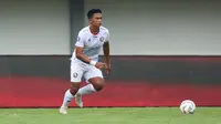 Pemain Arema FC, Bagas Adi Nugraha menggiring bola pada laga pekan pertama BRI Liga 1 2023/2024 antara Dewa United melawan Arema FC di Stadion Indomilk, Tangerang, Minggu (2/7/2023). (Bola.com/Bagaskara Lazuardi)