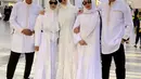 Pergi umrah bersama keluarganya, penyanyi dangdut ini juga tampil mengenakan dress ruffle putih dan kerudung putihnya.  Credit: Instagram (@jenitajanet)