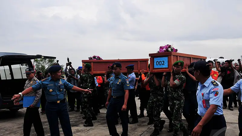 Detik-detik Jenazah Korban AirAsia Tiba di Surabaya