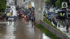 Suasana Jalan Kapten Tendean yang terendam banjir, Jakarta, Sabtu (20/2/2021). Banjir yang disebabkan curah hujan tinggi memutus akses lalu lintas di Jalan Kapten Tendean. (merdeka.com/Imam Buhori)