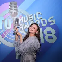 Penyanyi asal Sumedang, Rossa dinobatkan sebagai Penyanyi Solo Wanita Paling Ngetop. Ibu satu anak itu berhasil meraih suara tertinggi mengungguli, Fatin, Isyana Sarasvati, Raisa dan Syahrini. (Adrian Putra/Bintang.com)