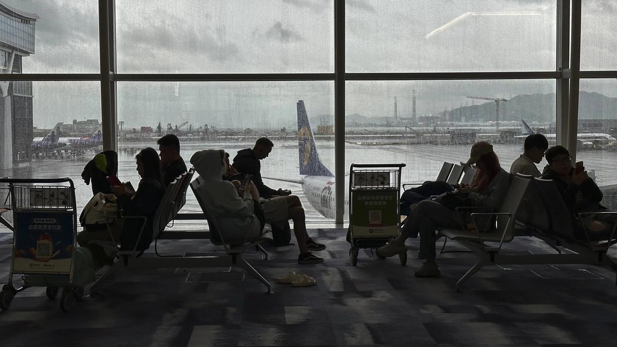 Bandara Internasional Hong Kong Kembali Beroperasi Usai Tutup karena Topan Super Ragasa