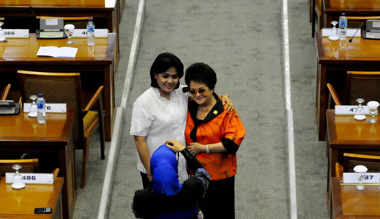 Para anggota DPR berfoto bersama usai menjalani sidang paripurna akhir masa jabatan, Jakarta, (30/9/14). (Liputan6.com/Andrian M Tunay) 