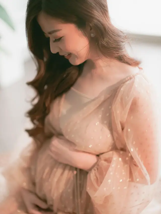 7 Potret Franda Pamer Baby Bump di Kehamilan Kedua, Penuh Bahagia