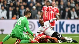 Penyerang Besiktas Vágner Love berusaha membobol gawang Bayern Munchen saat pertandingan Liga Champions leg kedua di stadion Vodafone Arena di Istanbul (14/3). Munchen berhasil mengalahkan Besiktas dengan skor 3-1. (AFP/Bulent Kilic)