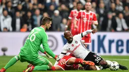 Penyerang Besiktas Vágner Love berusaha membobol gawang Bayern Munchen saat pertandingan Liga Champions leg kedua di stadion Vodafone Arena di Istanbul (14/3). Munchen berhasil mengalahkan Besiktas dengan skor 3-1. (AFP/Bulent Kilic)