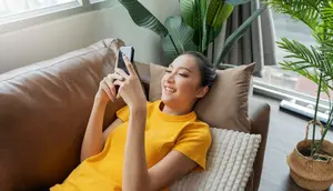 6 Ciri Orang yang Tidak Pernah Mengganti Wallpaper HP Menurut Psikologi