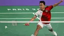 Pebulu tangkis tunggal putra Indonesia, Anthony Sinisuka Ginting saat melawan Howard Shu (Amerika Serikat) dalam pertandingan penyisihan grup tunggal putra Olimpiade Paris 2024 di Porte de la Chapelle Arena, Paris pada 28 Juli 2024. (Arun SANKAR/AFP)