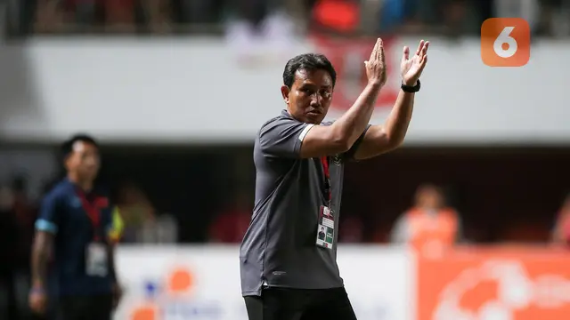 Foto: Bima Sakti dan Timnas Indonesia U-16 Kasih Kado Trofi Juara Piala AFF U-16 2022 untuk Kemerdekaan RI
