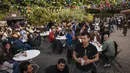 Orang-orang bersosialisasi dan minum di teras kafe di Paris, Prancis, Sabtu (5/6/2021). Jumlah kasus baru COVID-19 di Prancis semakin menurun. (AP Photo/Lewis Joly)