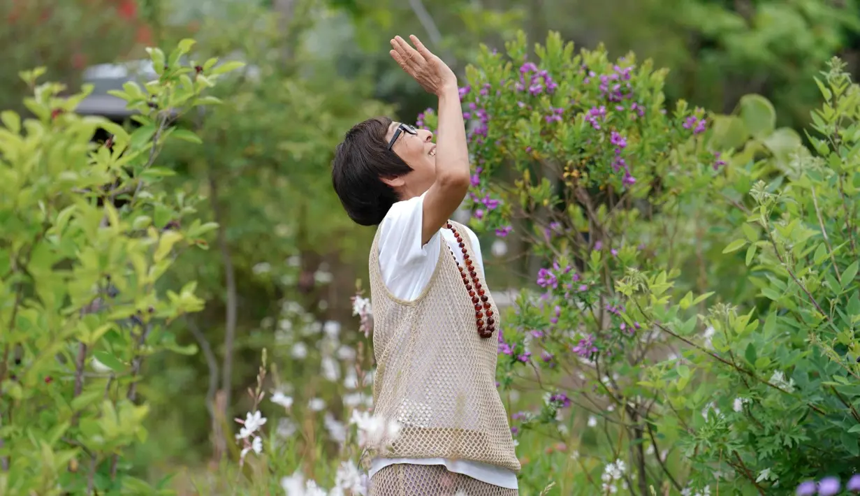 Lahir di Ibaraki, Jepang, Kazuyo Sejima telah menorehkan jejak global lewat karya-karya arsitektur yang berpadu antara minimalisme dan humanisme. Kolaborasinya bersama Prada pun bukan yang pertama. Sejima sebelumnya merancang tas untuk Prada Invites SS19, hingga pameran “Paraventi” di Fondazione Prada tahun 2023. Ia juga menjadi kurator Prada Mode Tokyo di tahun yang sama. [Dok/PRADA].