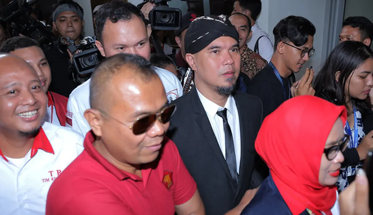 Sekitar pukul 14.00 WIB, Dhani tiba di Pengadilan Negeri Jakarta Selatan. Berbeda dari sidang sebelumnya yang datang ke Pengadilan Negeri mengenakan kaos, pada kali ini tampil rapi dengan jas. (Deki Prayoga/Bintang.com)