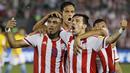 Para pemain Paraguay merayakan gol yang dicetak ke gawang Brasil pada kualifikasi Piala Dunia 2018 di Stadion Chaco, Paraguay, Rabu (30/3/2016). Paraguay sempat unggul 2-0 atas Brasil. (Reuters/Jorge Adorno)