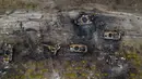 Kendaraan lapis baja Rusia yang hancur terlihat di pinggiran Kiev, Ukraina, 31 Maret 2022. Pasukan Rusia menembaki pinggiran Kota Kiev, dua hari setelah Kremlin mengumumkan akan secara signifikan mengurangi operasi dekat Ibu Kota dan Chernihiv. (AP Photo/Rodrigo Abd)