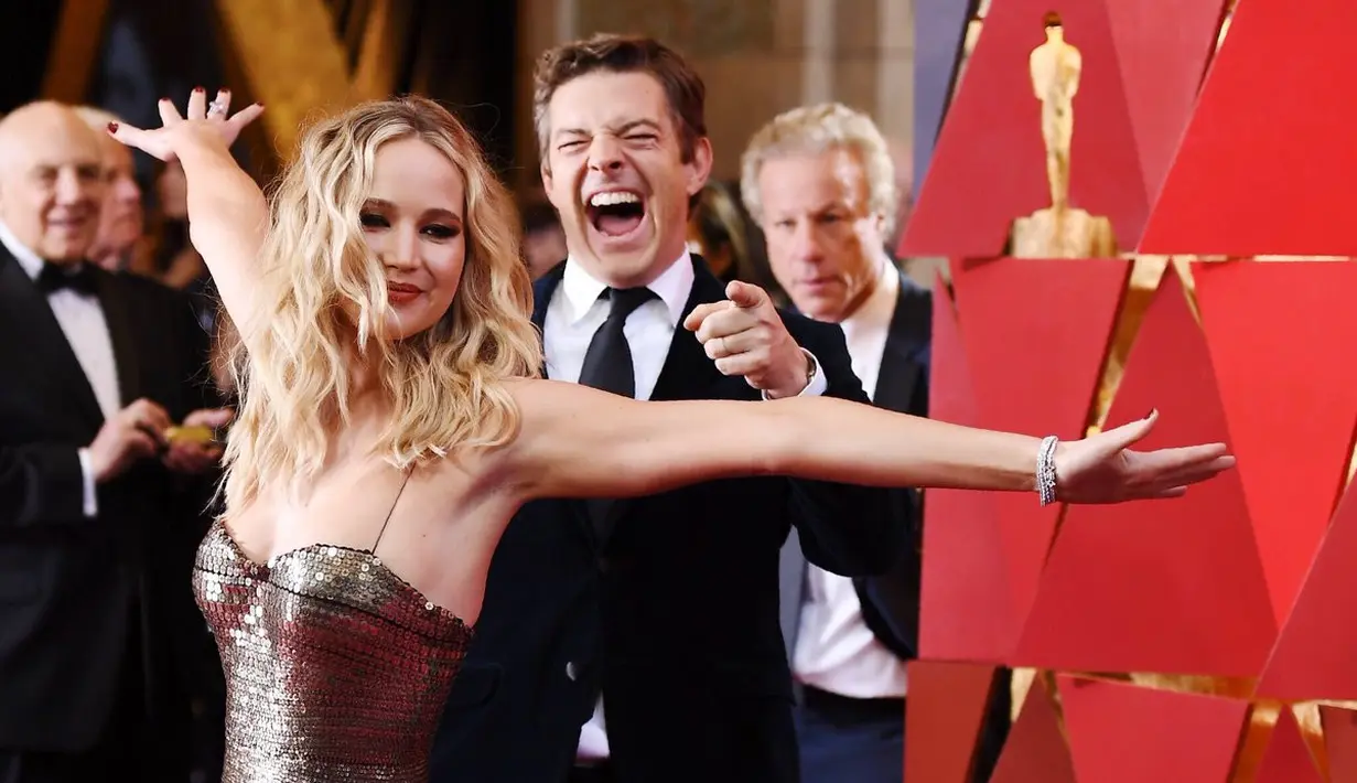 Kamu sendiri punya teman yang isengnya seperti Jennifer Lawrence nggak? Atau itu malah kamu sendiri? (twitter/JLDaily)