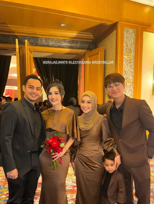 Di malam resepsi Valerie Tifanka, Febby mengganti busananya dengan dress panjang model mermaid [@febbyrastanty]