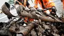 Tumpukan bungkusan kabel yang menyumbat saluran air di Jalan Merdeka Selatan, Jakarta, Senin (29/2). Basuki Tjahaja Purnama (Ahok) mengatakan adanya dugaan sabotase banjir akibat limbah kulit kabel tersebut (Liputan6.com/Faizal Fanani)