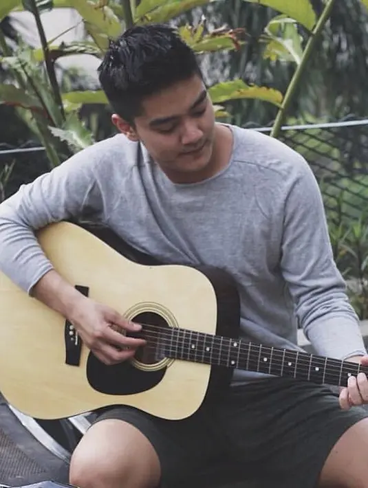 Boy William, aktor tampan yang lagi sering dibicarakan bersama Ayu Ting Ting ini juga punya bakat lain selain berakting. Boy juga jago banget dalam dunia musik seperti bermain gitar dan ngerap. (Instagram/boywilliam)