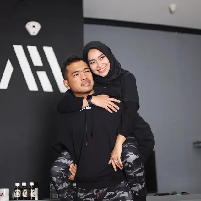 Masuk MURI Sembelih 1.100 Hewan Kurban, Ini 6 Potret Putra Siregar Bareng Istri