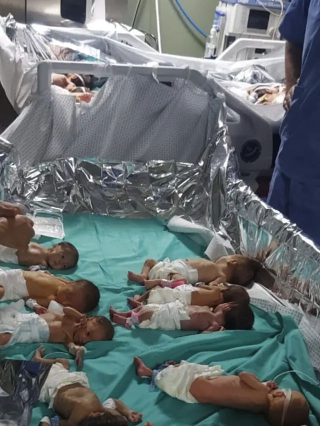 Bayi prematur di Rumah Sakit Al Shifa Gaza dibaringkan di atas aluminium foil agar tetap hangat setelah inkubator mereka dimatikan karena listrik padam pada Minggu, 12 November 2023. (Medical Aids for Palestine)