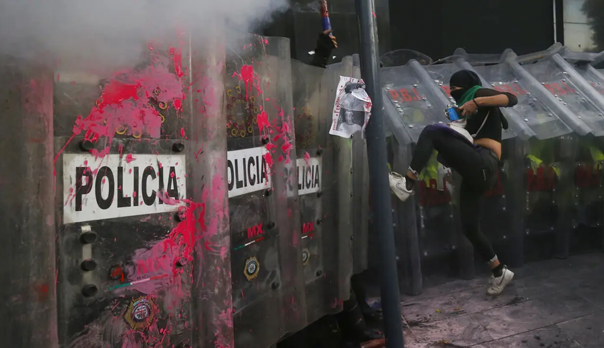 Demonstran hak-hak aborsi bentrok dengan polisi selama pawai Hari Dekriminalisasi Aborsi di Amerika Latin dan Karibia di Mexico City, Meksiko, Senin (28/9/2020). (AP Photo/Marco Ugarte)