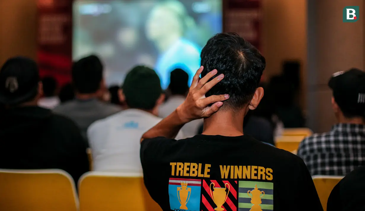 Ekspresi kecewa fans Manchester City setelah gagal menang saat Roaring Night Liga Inggris antara Man City melawan Chelsea di Hotel Ibis, Tanah Abang, Jakarta, Minggu (18/02/2024) dini hari WIB. (Bola.com/Bagaskara Lazuardi)