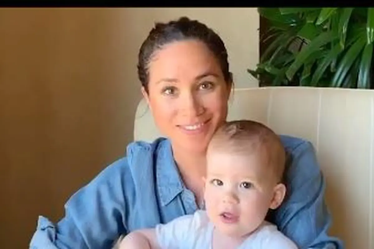 Ragam Ekspresi Lucu Archie Harrison Saat Dibacakan Buku oleh Meghan Markle