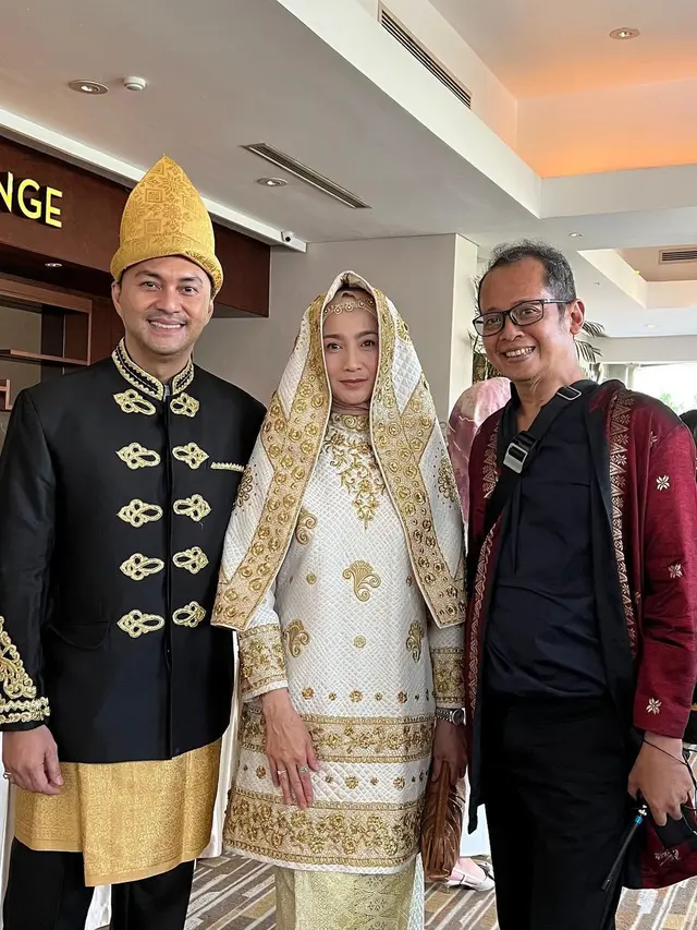 Desy Ratnasari kenakan baju Minang (Instagram/desyratnasariterdepan)
