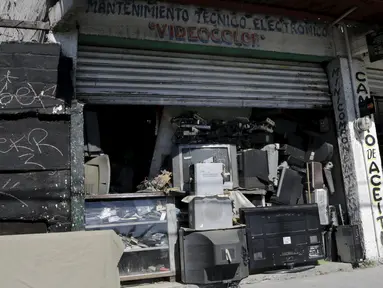 Sejumlah televisi analog lama terlihat di luar sebuah toko elektronik di Mexico City, Meksiko, (16/12). Pemerintah meksiko menyuruh warga yang mempunyai Tv analog untuk menggantikannya dengan Tv digital. (REUTERS/Henry Romero)
