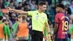 Pada pertandingan di Stadion Benito Villamarin, Sabtu (7/12/2024) malam WIB, Barca harus rela berbagi angka dengan tim tuan rumah. Gol Assane Diao di akhir injury time, memaksa permainan berakhir sama kuat 2-2. (AFP/Cristina Quicler)