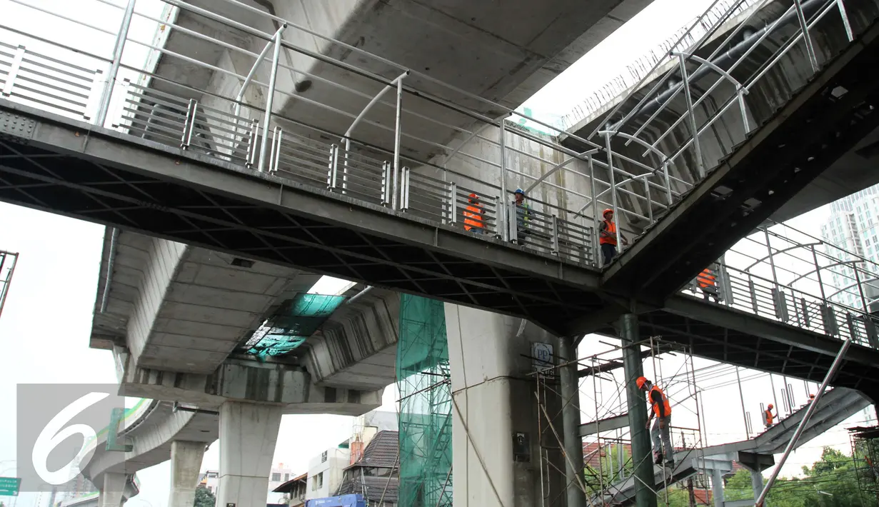 Pekerja menyelesaikan pembangunan jembatan penyeberangan orang jalan layang bus Transjakarta koridor XIII Ciledug-Tendean di kawasan Mayestik Jl. Kyai Maja, Jakarta Selatan, Rabu (2/11). (Liputan6.com/Gempur M. Surya)