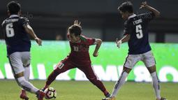 Gelandang Timnas Indonesia U-19, Egy Maulana Vikri, menghindari kepungan pemain Kamboja U-19 pada laga persahabatan di Stadion Patriot, Bekasi, Rabu (4/10/2017). Indonesia menang 2-0 atas Kamboja. (Bola.com/Vitalis Yogi Trisna)