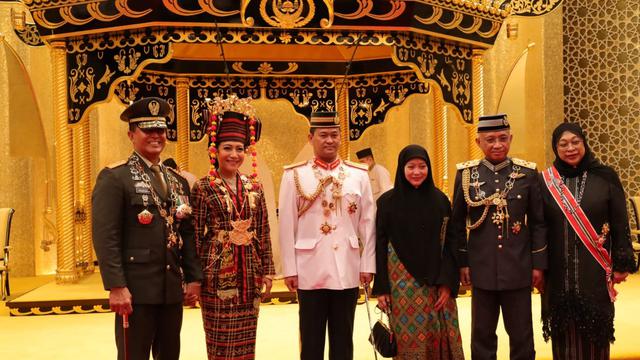 Panglima TNI, Jenderal TNI Andika Perkasa menerima penghargaan Darjah Paduka Keberanian Laila Terbilang Yang Amat Gemilang Darjah​ Pertama dari Sultan Brunei. (KBRI Bandar Seri Begawan)