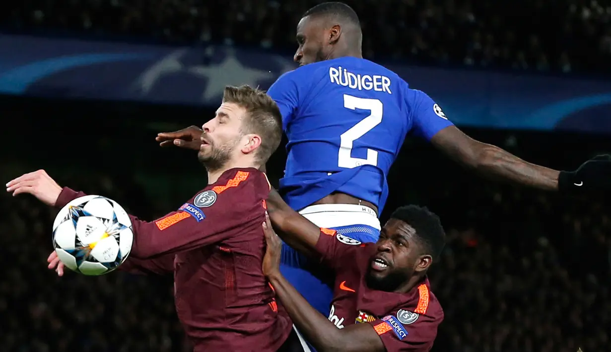 Pemain Barcelona, Gerard Pique berusaha mempertahankan bola dari pemain Chelsea, Antonio Ruediger pada pertandingan leg pertama 16 besar Liga Champions di Stamford Bridge, Selasa (20/2). Chelsea dan Barcelona berbagi angka 1-1. (AP/Alastair Grant)